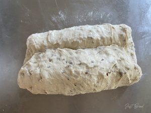 Teig falten und formen für das Dinkel-Körnerbrot