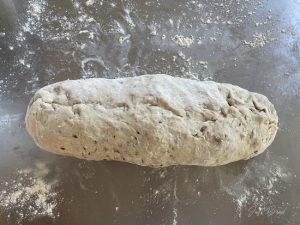 Teig falten und formen für das Dinkel-Körnerbrot