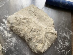 Rundformen des Teiges für das Kürbiskernbrot