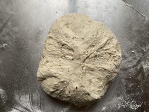 Rundformen des Teiges für das Kürbiskernbrot