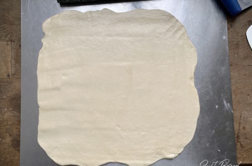 Teig ausgerollt für Walnusszopf