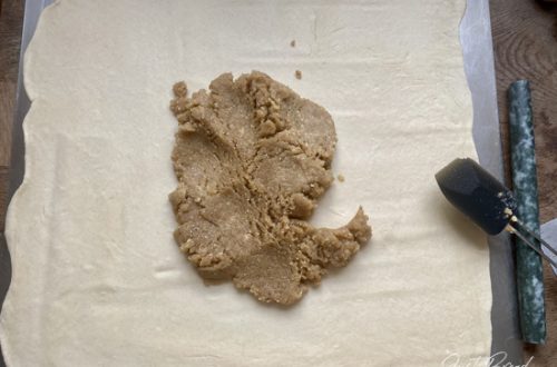 ausgerollter Teig mit Nussmasse