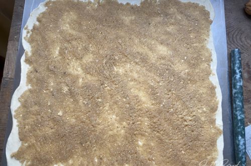 ausgerollter Teig mit Nussmasse