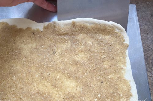 ausgerollter Teig mit Nussmasse