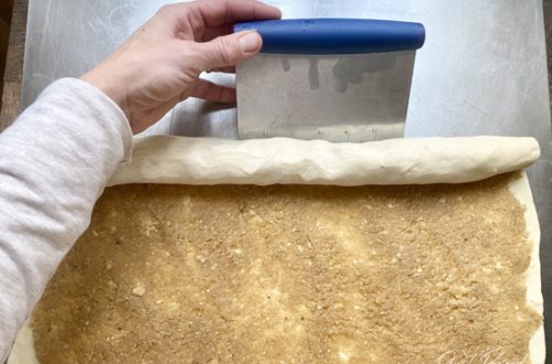 ausgerollter Teig mit Nussmasse