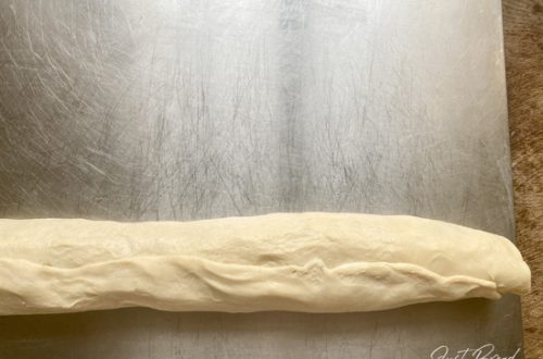 fertige Teigrolle mit Nussfüllung