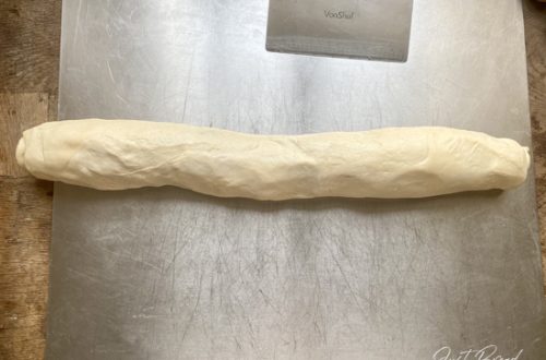 fertige Teigrolle mit Nussfüllung