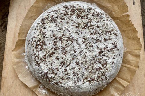 Teig auf ein Backpapier stürzen