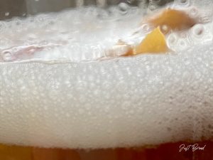 Reifes, schäumendes Hefewasser