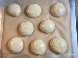 Teiglinge mit Eistreiche bepinselt