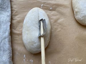 Hefewasser Brötchen vor dem Backen einschneiden