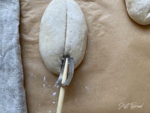 Hefewasser Brötchen vor dem Backen einschneiden