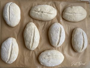 Hefewasser Brötchen auf dem Backschieber