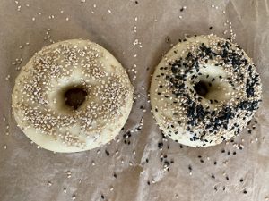 Bagel mit Saaten bestreuen