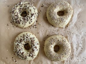 Bagel mit Saaten bestreuen