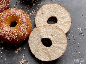 Bagels mit typischer Kruste und feinporiger Krume