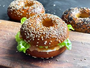 Bagel klassisch: Mit Frischkäse und geräuchertem Lachs