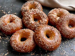 Bagels mit typischer Kruste und feinporiger Krume