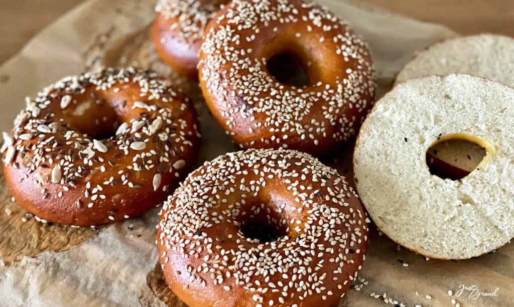 Bagels mit typischer Kruste und feinporiger Krume