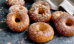 Bagels mit typischer Kruste und feinporiger Krume