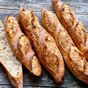 Dinkel-Baguette mit einer tollen Kruste und einer saftigen Krume