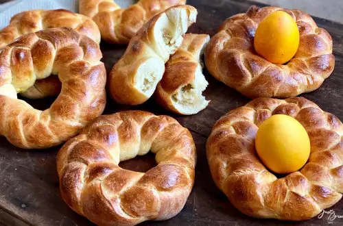 Hefewasser Mini Kränzchen. Nicht nur lecker sondern auch eine schöne Osterdeko.