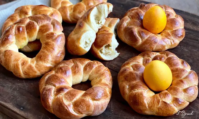 Hefewasser Mini Kränzchen. Nicht nur lecker sondern auch eine schöne Osterdeko.