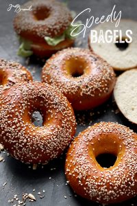 Bagels mit typischer Kruste und feinporiger Krume