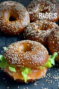 Bagels mit typischer Kruste und feinporiger Krume