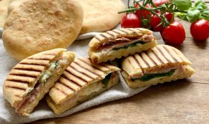 Panini, kleine Brote für leckere Köstlichkeiten vom Kontaktgrill