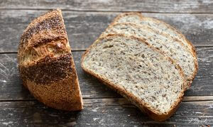 Leinsamen Buttermilch Brot mit luftiger und saftiger Krume