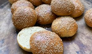 Burger Buns: fluffig und weich. Tolle Hamburger Brötchen.