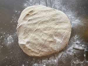 Einkorn Dinkel Brötchen fertig gereifter Hauptteig auf der Arbeitsfläche