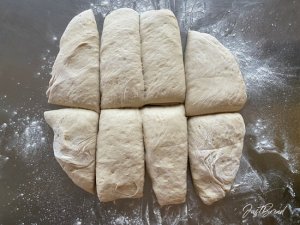 Einkorn Dinkel Brötchen Teig portionieren