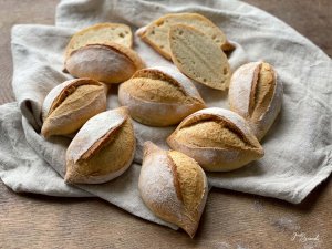 Einkorn Dinkel Brötchen - goldgelb und rustikal