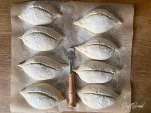 Einkorn Dinkel Brötchen fertige Teiglinge vor dem Backen einschneiden