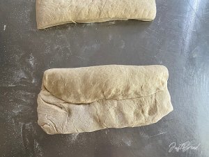Formen der Brotstangen: Aufrollen zu einem Zylinder