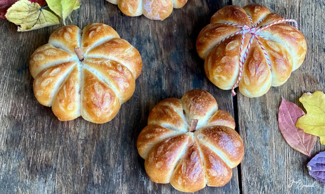 Milchbrötchen in Kürbisform