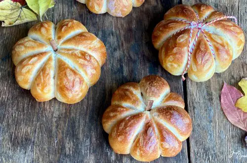 Milchbrötchen in Kürbisform