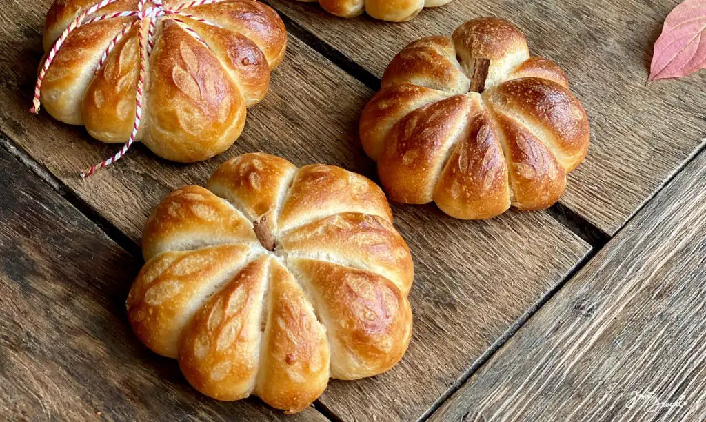 Milchbrötchen in Kürbisform