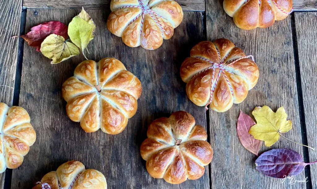 Milchbrötchen in Kürbisform