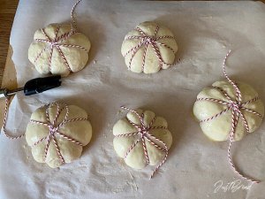 Fertig bestrichene Teiglinge kurz vor dem Backen