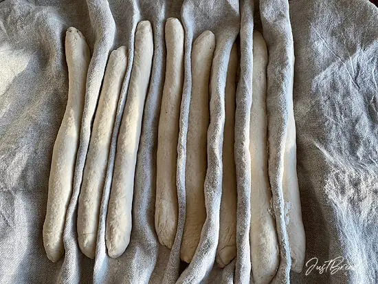Fertig geformte Teigstränge für die BrotKränze