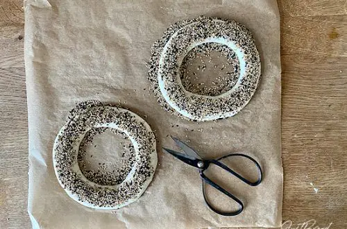 Das Einschneiden der BrotKränze mit Hilfe einer scharfen Schere