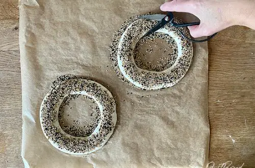 Das Einschneiden der BrotKränze mit Hilfe einer scharfen Schere