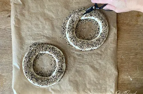 Das Einschneiden der BrotKränze mit Hilfe einer scharfen Schere