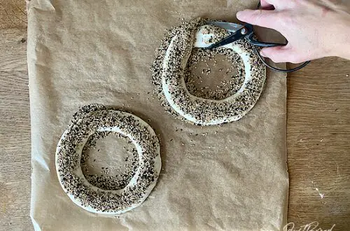 Das Einschneiden erfolgt immer oben, mittig