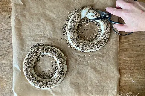 Das Einschneiden sollte in gleichgroßen Abständen erfolgen