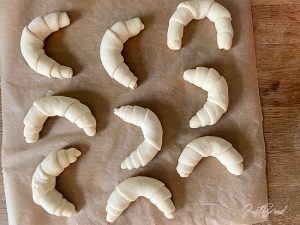 Fertig aufgerollte Kipferl werden mit der Eistreiche bestrichen und ruhen für ca. 1 Stunde
