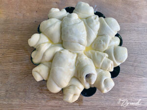 Wuschel-Brioche mit Eistreiche direkt vor dem Backen